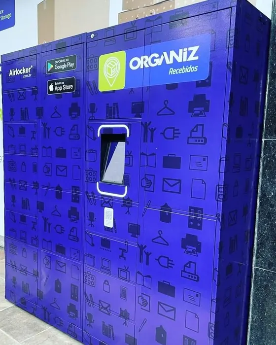Módulo Airlocker roxo com compartimentos de tamanhos diferentes e painel de operação